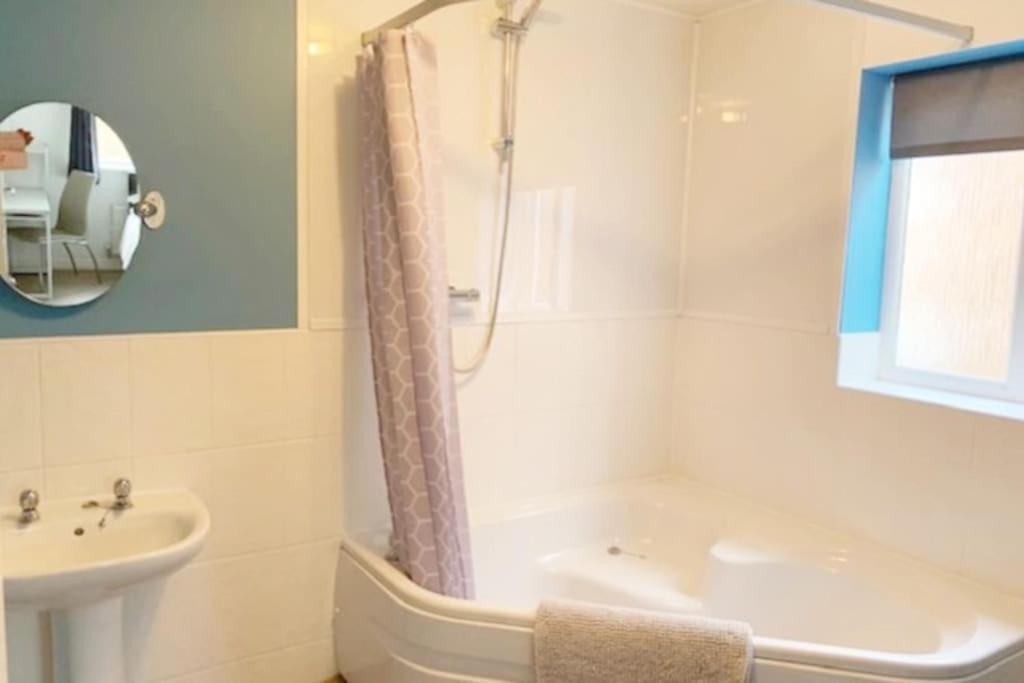 Spacious Detached 5 Bedroom4 Bathroom Wifi Parking Newcastle-under-Lyme Exteriér fotografie