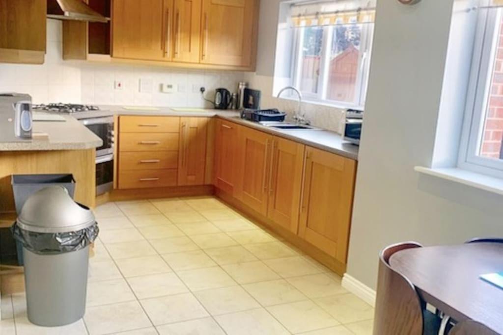 Spacious Detached 5 Bedroom4 Bathroom Wifi Parking Newcastle-under-Lyme Exteriér fotografie